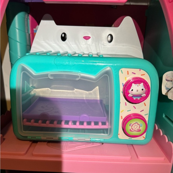 Cakey’s Kitchen - Picture 2 of 4